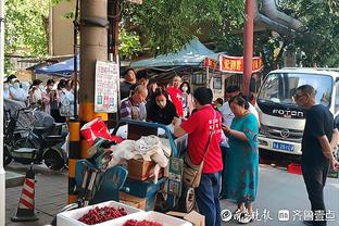 詹姆斯赛后球员通道内小跑：我要赶着去看布朗尼的比赛